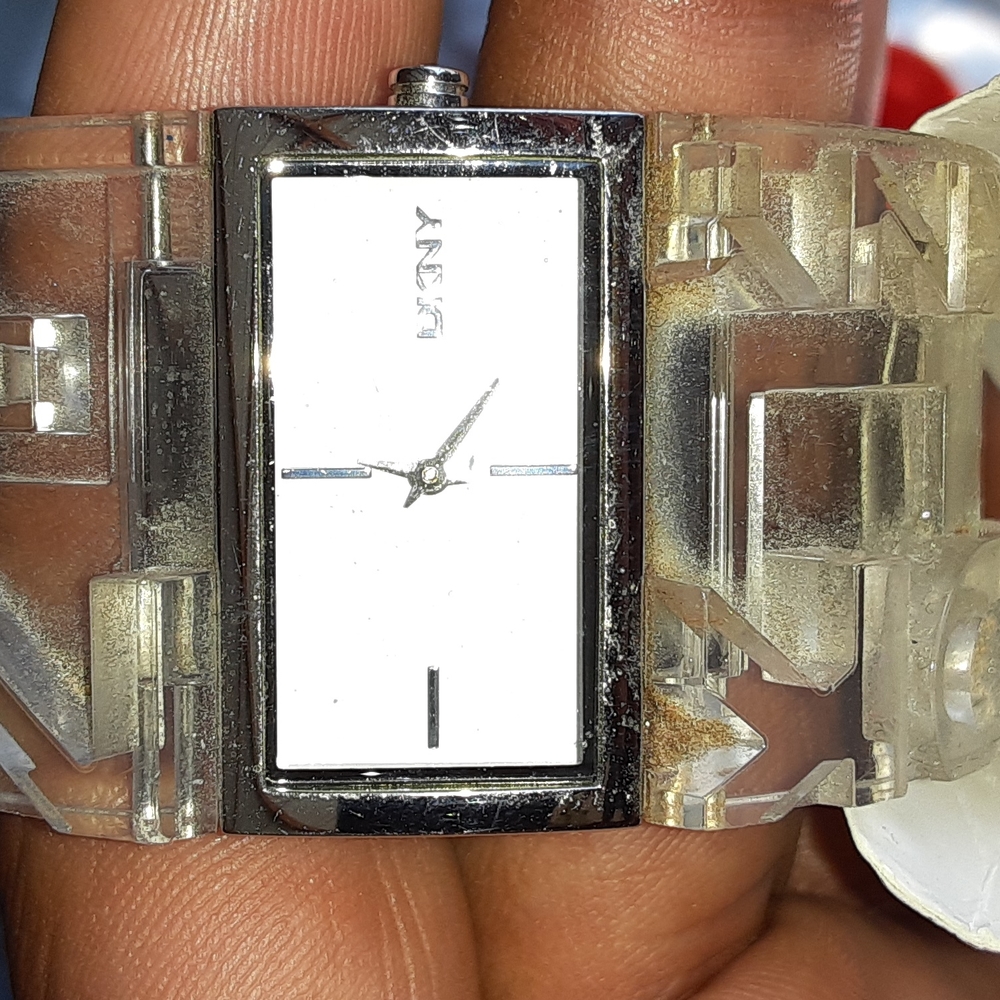 DKNY WATCH NRMINT CONDITION needs a battery
